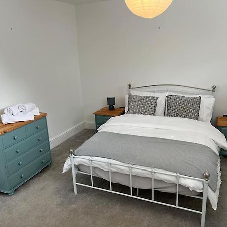 2 Bedroom Cottage In Old Town Swindon Kültér fotó