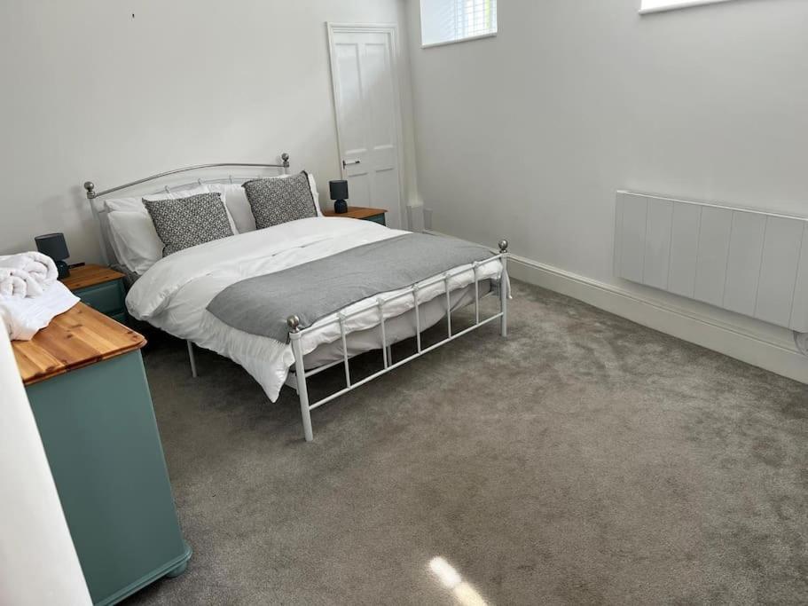 2 Bedroom Cottage In Old Town Swindon Kültér fotó