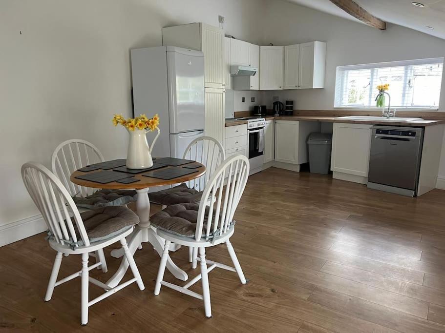 2 Bedroom Cottage In Old Town Swindon Kültér fotó
