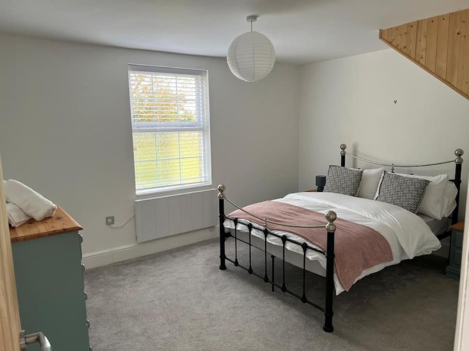 2 Bedroom Cottage In Old Town Swindon Kültér fotó
