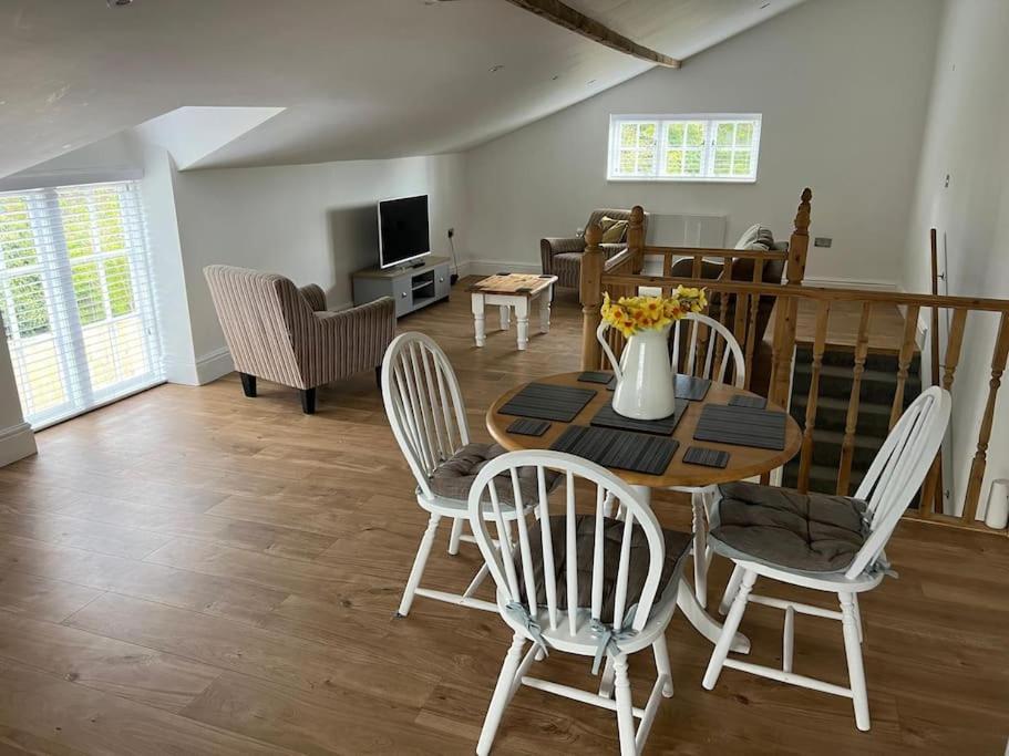2 Bedroom Cottage In Old Town Swindon Kültér fotó