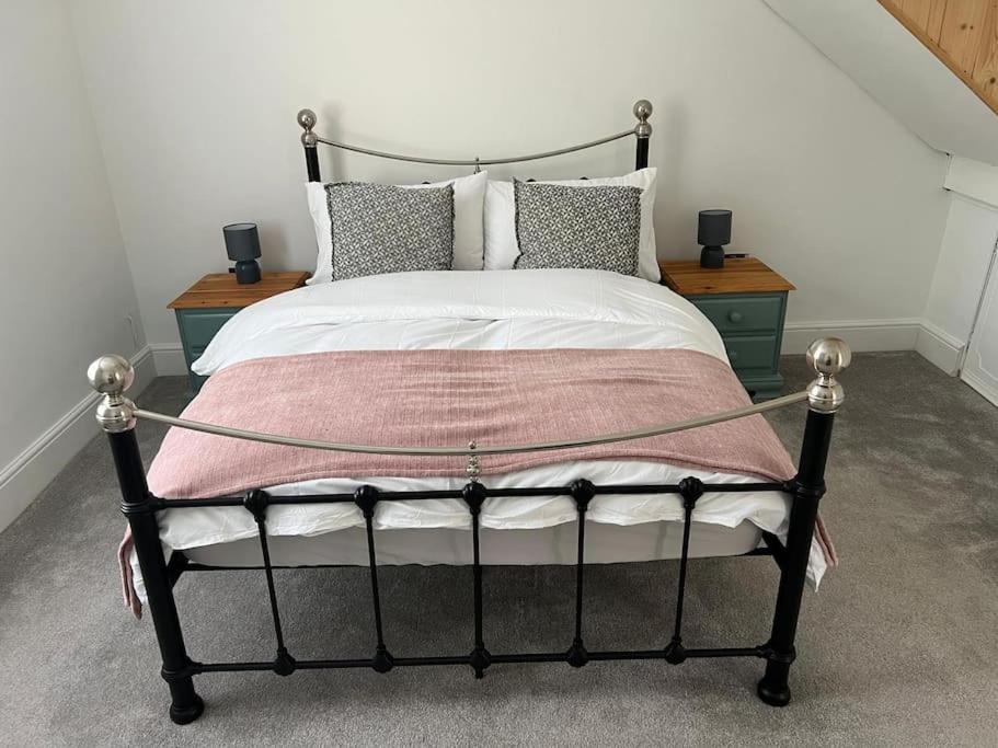 2 Bedroom Cottage In Old Town Swindon Kültér fotó